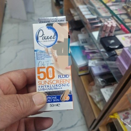 کرم ضد افتاب رنگ بژ طبیعی مناسب پوستهای چرب ومختاط پیکسل بژ طبیعی وبژ روشن وبدون رنگ