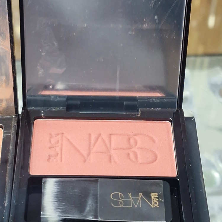 رژ گونهBn55وBn56وBn57وBn58 نارس اصلی شماره مورد نظر داخل توضیحات گفته شود